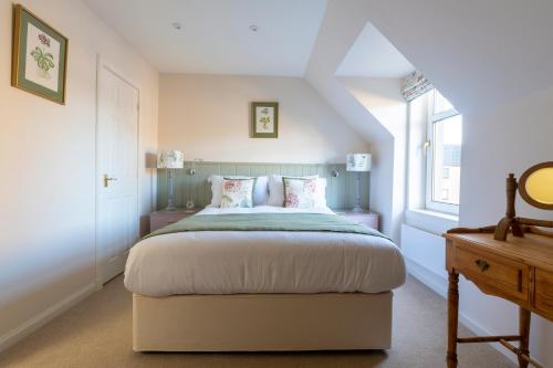 um quarto com uma cama e uma janela em Celt Cottage em Inverness