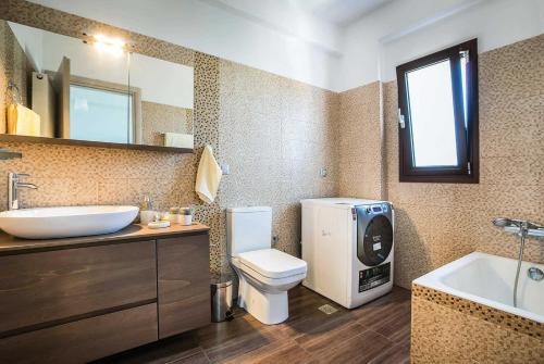 トラペザキにあるKaraviasのバスルーム(トイレ、洗面台、バスタブ付)