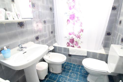 A bathroom at Hostal Tropical