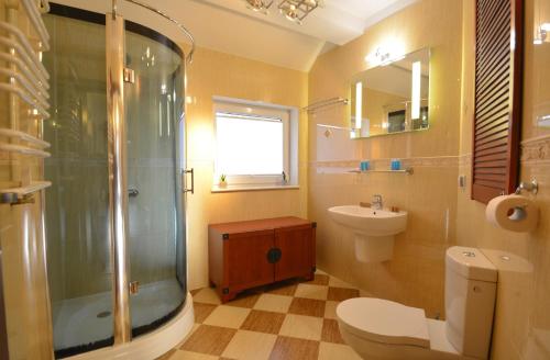 Ένα μπάνιο στο Apartamenty Bryza-Komandorska 3E- Family Home - Parking