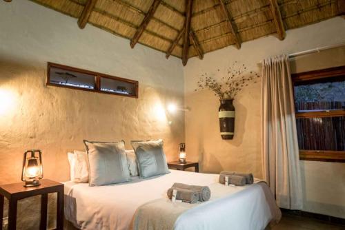 Postel nebo postele na pokoji v ubytování Bundox Safari Lodge