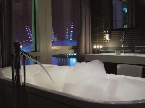 Radisson Blu Hotel, London Canary Wharf East Image