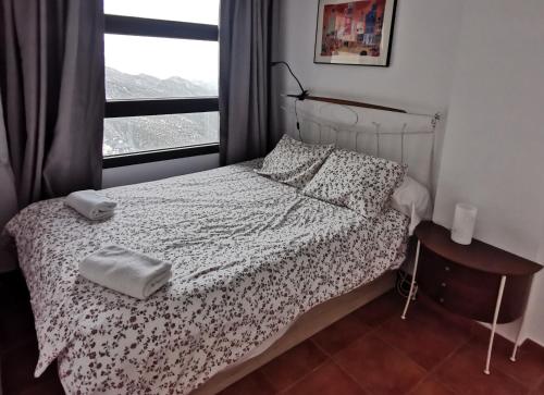 a bedroom with a bed and a window at Apartamento en Sierra Nevada, próximo a pistas y plaza central, vistas increíbles in Sierra Nevada