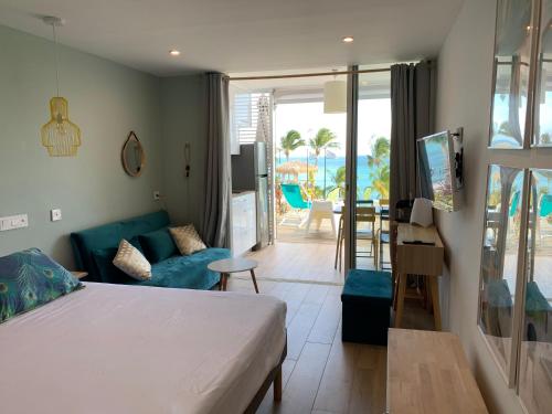 Postel nebo postele na pokoji v ubytování Studio "Ti Joyau", vue mer, piscine, classé Tourisme 4 étoiles