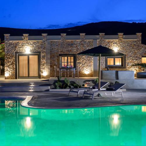 Piscina di Villa Beltramo Santorini 2 bedroom private pool villa o nelle vicinanze