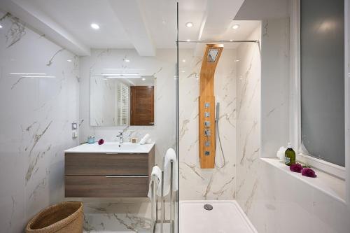 une salle de bain avec une douche, un lavabo et des toilettes dans l'établissement Sunlight Properties - Palme D Or - 2 Bedrooms, modern holiday rental apartment, hyper central, à Cannes