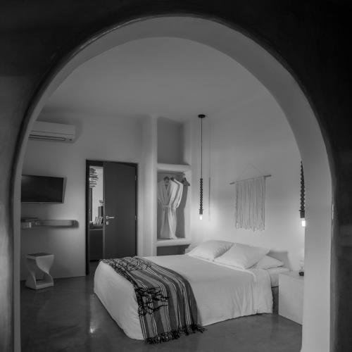 Letto o letti in una camera di Villa Beltramo Santorini 2 bedroom private pool villa