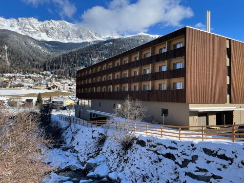 Nespecifikovaný výhled na hory nebo výhled na hory při pohledu z hotelu