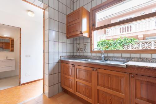 cocina con fregadero y ventana en YupiHome Villa Ànecs, en Alcudia