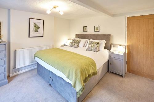 Un pat sau paturi într-o cameră la Host & Stay - Green Willow