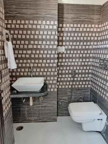 a bathroom with a toilet and a sink at Hindupura Residency in Sawāi Mādhopur