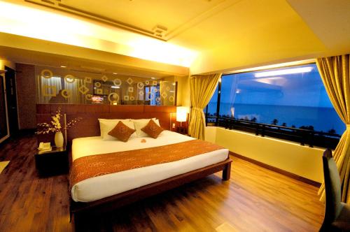 מיטה או מיטות בחדר ב-Asia Paradise Hotel