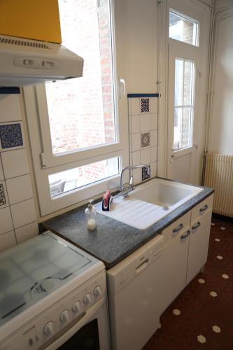 une cuisine avec un évier et une cuisinière dans l'établissement Appartement 4 personnes Mers Les Bains, à Mers-les-Bains