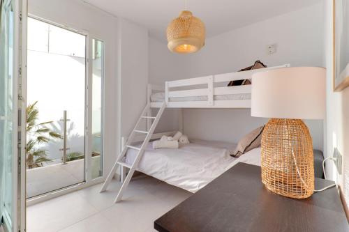 - une chambre avec des lits superposés et une lampe dans l'établissement BayView Hills, luxury 2 bedroom apartment, à Malaga