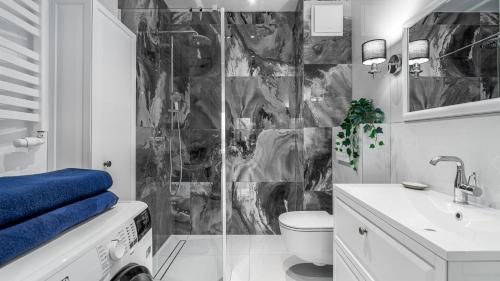 een badkamer met een douche, een toilet en een wastafel bij HvileStay Sopot - prywatne miejsce parkingowe in Sopot