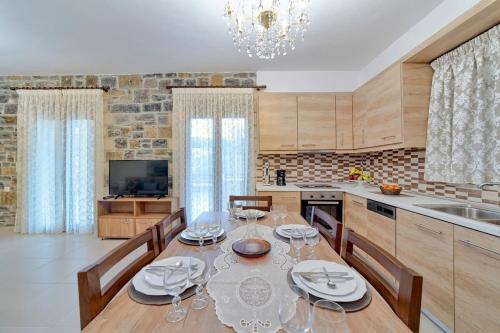 Η κουζίνα ή μικρή κουζίνα στο Faraggi Villas