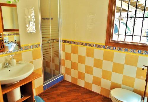 y baño con lavabo y ducha. en Villa del Mar, en Monte Pego