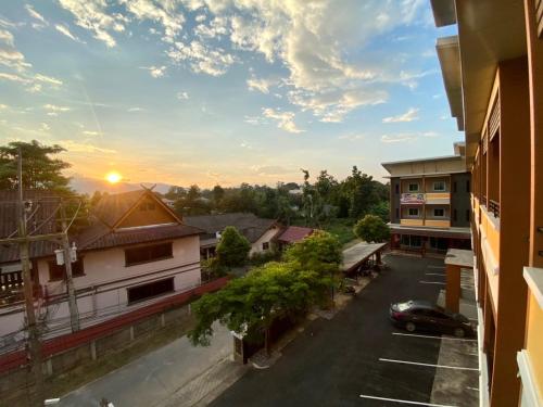 Ban Pa Lan的住宿－Preme Apartment @maejo，停车场内停车位享有街道的景致