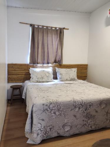 Un dormitorio con dos camas y una ventana. en Vida de Ilha, en Fernando de Noronha
