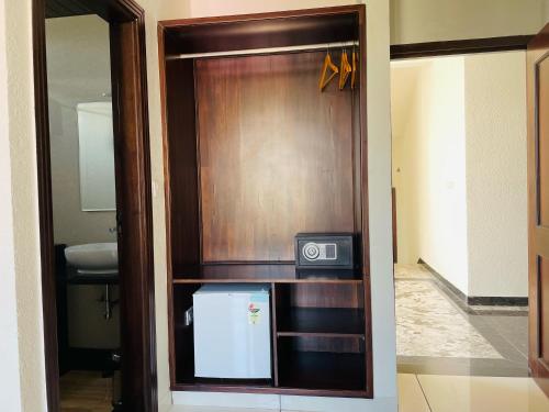 - une porte donnant sur une salle de bains pourvue d'un lavabo et d'une horloge dans l'établissement Clover Inn, à Udaipur