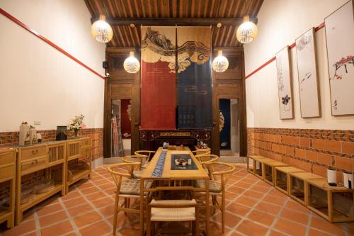 a dining room with a table and chairs at 新龍頭古厝行館 Shin Long Tou B&B in Jinning