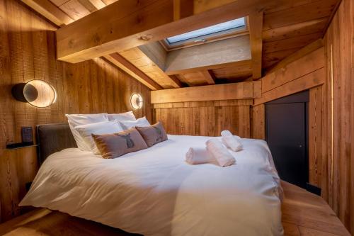 Cette chambre comprend un grand lit blanc. dans l'établissement Duplex avec sauna et vue MontBlanc, à Chamonix-Mont-Blanc