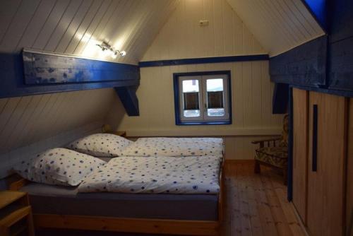 Un dormitorio pequeño con una cama y una ventana. en Ferienhaus Zur kleinen Kneipe, en Fladungen