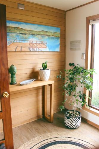 a room with a table and a painting of a boat at Cabañas Arrayanes de Huillinco en Chiloé in Chonchi