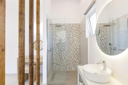 Ένα μπάνιο στο Mandana Villa - With Private Pool & Jacuzzi