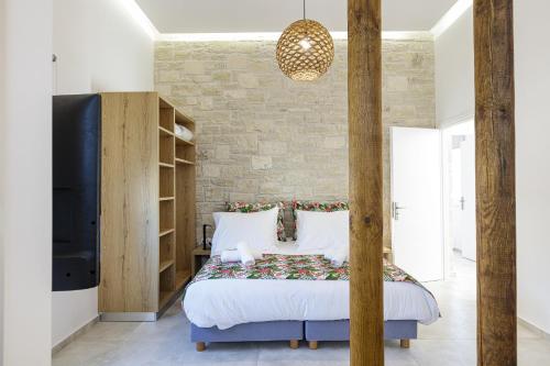Ένα ή περισσότερα κρεβάτια σε δωμάτιο στο Mandana Villa - With Private Pool & Jacuzzi