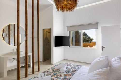 Μια τηλεόραση ή/και κέντρο ψυχαγωγίας στο Mandana Villa - With Private Pool & Jacuzzi