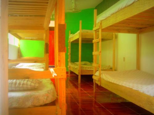 Tempat tidur susun dalam kamar di Hostel Tadeo San Juan del Sur