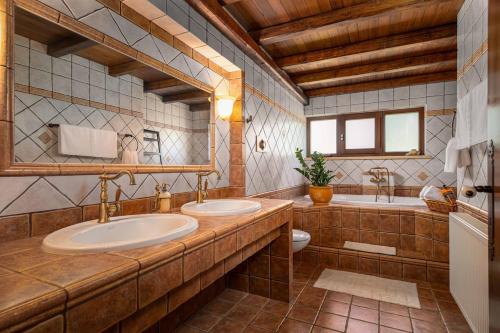 Kúpeľňa v ubytovaní Villa Staras - With Private Heated Pool & Jacuzzi