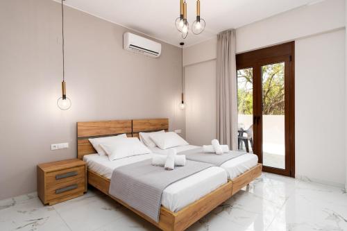 Posteľ alebo postele v izbe v ubytovaní Villa Karouzo - With Private Pool