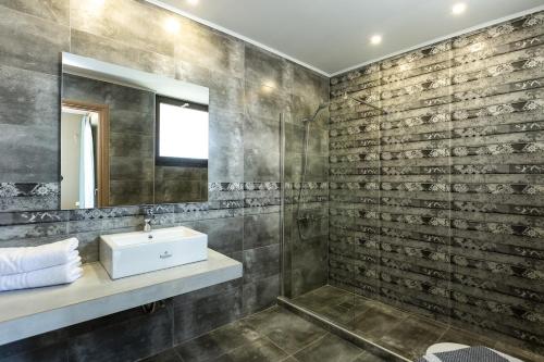 Et badeværelse på Villa Chnaris - Private Pool and Sauna