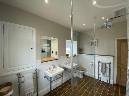y baño con 2 lavabos y ducha. en Pass The Keys Beautiful 3 Bedroom House with Great Views of Bath, en Bath