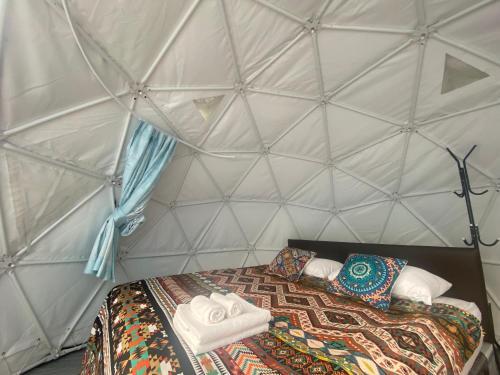 1 dormitorio con 1 cama en una tienda de campaña en la cúpula en เตนท์โดมชายดอย ดอยแม่แจ๋ม ลำปาง, en Ban Mai