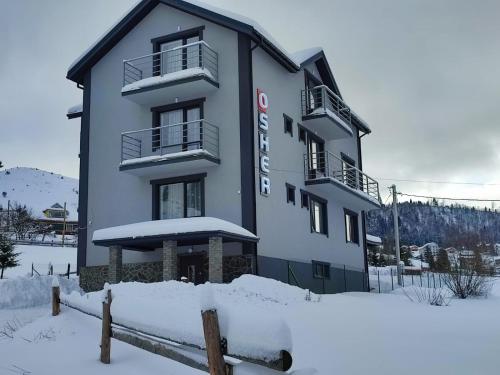 un edificio con la neve davanti di Hotel Osher a Bukovel