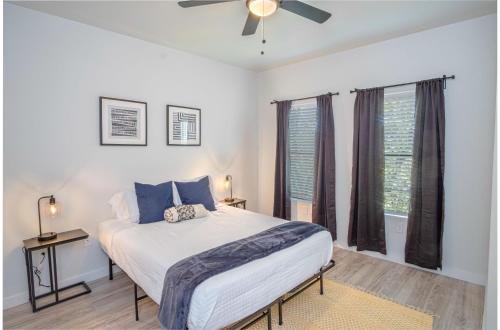 圣安东尼奥Spectacular 3 BR plus 2 and a half BA Apt Near Downtown的带床和吊扇的卧室