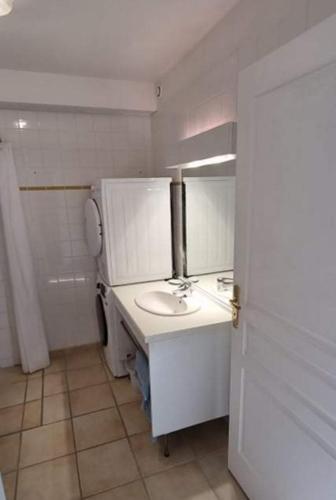 une salle de bain blanche avec un lavabo et des toilettes dans l'établissement Les pins penchés Love Hardelot plage, à Neufchâtel-Hardelot