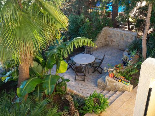 A garden outside Holiday Home La Begonia by Interhome