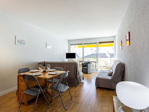 een eetkamer en een woonkamer met een tafel en stoelen bij Studio L'Alma-7 by Interhome in Saint-Jean-de-Luz