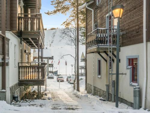 uma rua coberta de neve com edifícios e uma luz de rua em Holiday Home Levin otava 14 by Interhome em Sirkka