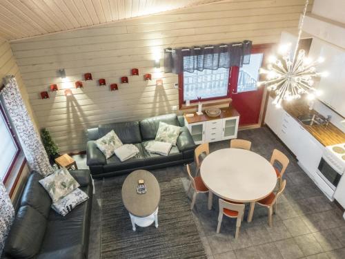 un soggiorno con un divano e un tavolo di Holiday Home Levin otava 14 by Interhome a Levi