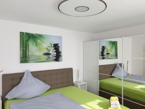 una camera con letto e copriletto verde di Ferienwohnung HappyNES a Bad Neustadt an der Saale