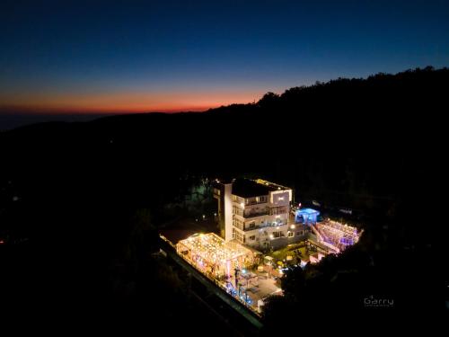 un edificio iluminado por la noche con luces de Navidad en Hotel Rajpur Heights, en Dehradun