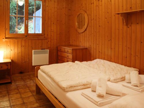 sypialnia z łóżkiem z ręcznikami w obiekcie Chalet Chalet 4 pièces 969 by Interhome w mieście Moleson