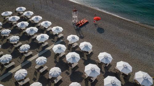 an overhead view of a group of umbrellas on a beach at Albatros Beach Hotel in Letojanni