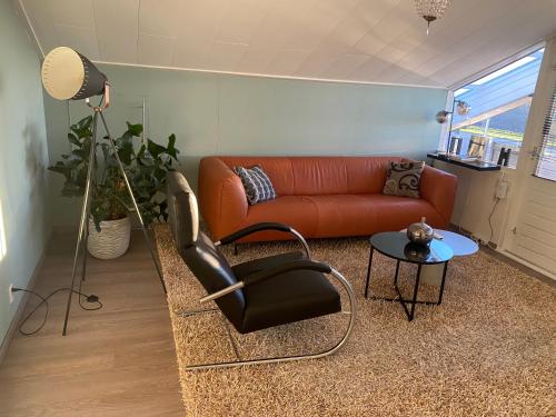 ein Wohnzimmer mit einem Sofa und einem Tisch in der Unterkunft Sea la vie in Vlissingen