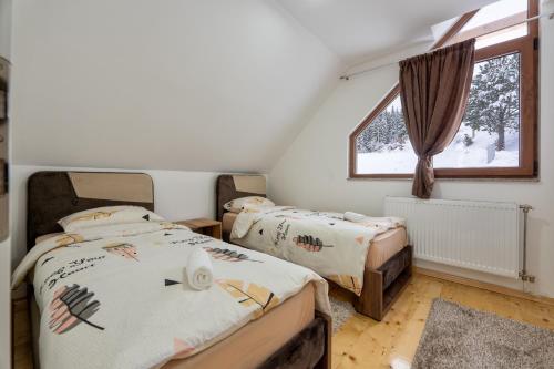 En eller flere senge i et værelse på Idila Zaovinskog jezera